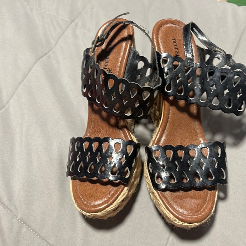 Black wedges